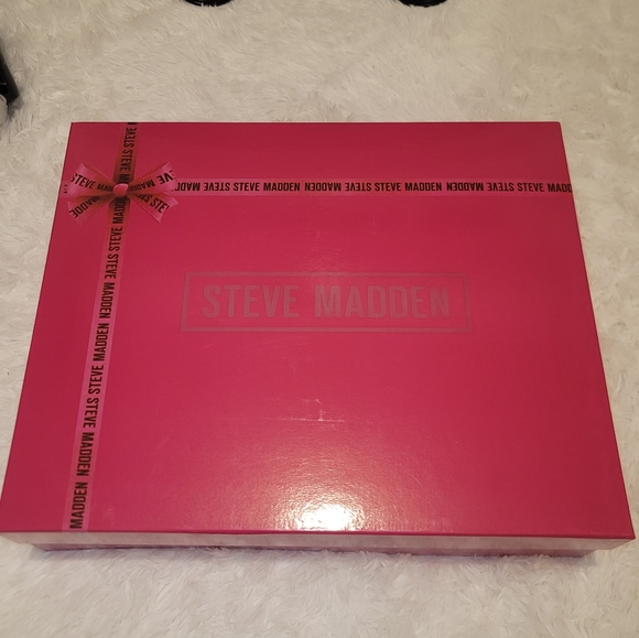 Steve Madden 3 piece Gift Set - Picture 5 of 6